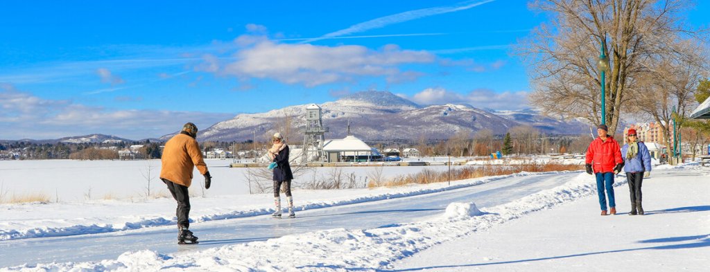 Sentier glacé, lac Memphrémagog, patinoire, activité hivernale, familiale, amis, couple, soir, neige,