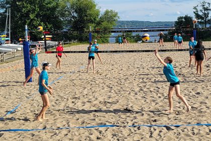 Communiqué - Magog bonifie ses installations de volleyball à la plage des Cantons avec l’ajout de 4 nouveaux terrains - 2024-07-05