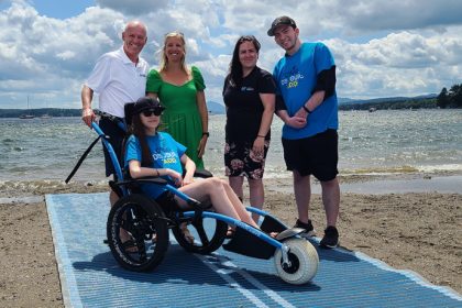 Communiqué - Un tapis d’accès pour les personnes à mobilité réduite à la plage des Cantons | Une première en Estrie!